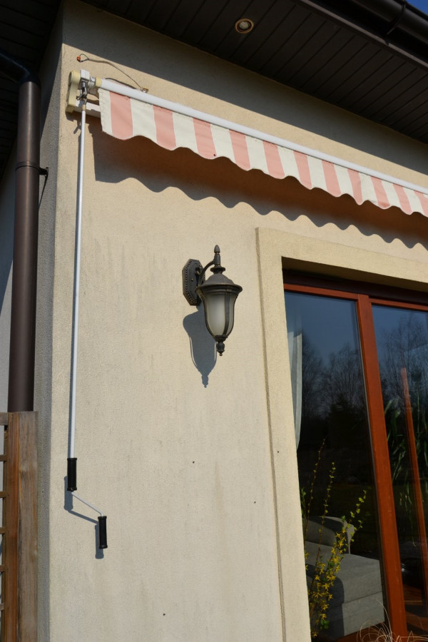 Markizy obsługiwane są jedną korbką (właściciele ją przekładają z jednej markizy do drugiej)