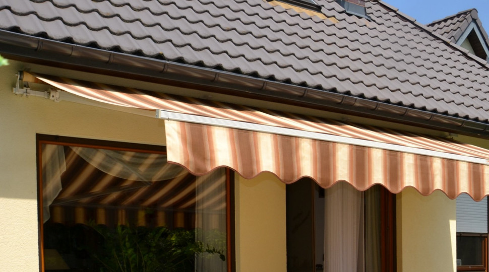 Rurę nawojową bez kasety przytwierdzono kotwami chemicznymi do ściany domu i wsunięto głęboko pod okap dachu