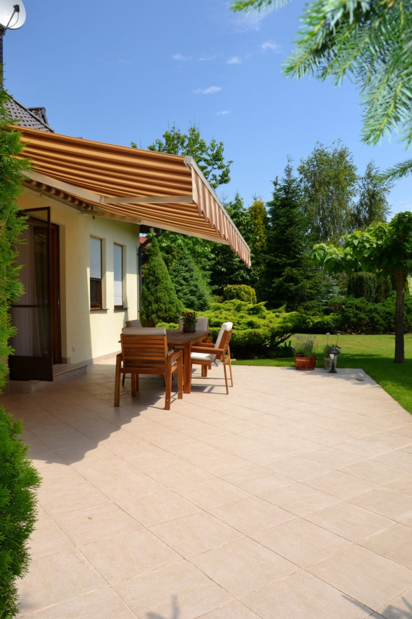 Wysięg całkowity markizy wynosi 450 cm, lecz nie zawsze rozwija się ją do końca