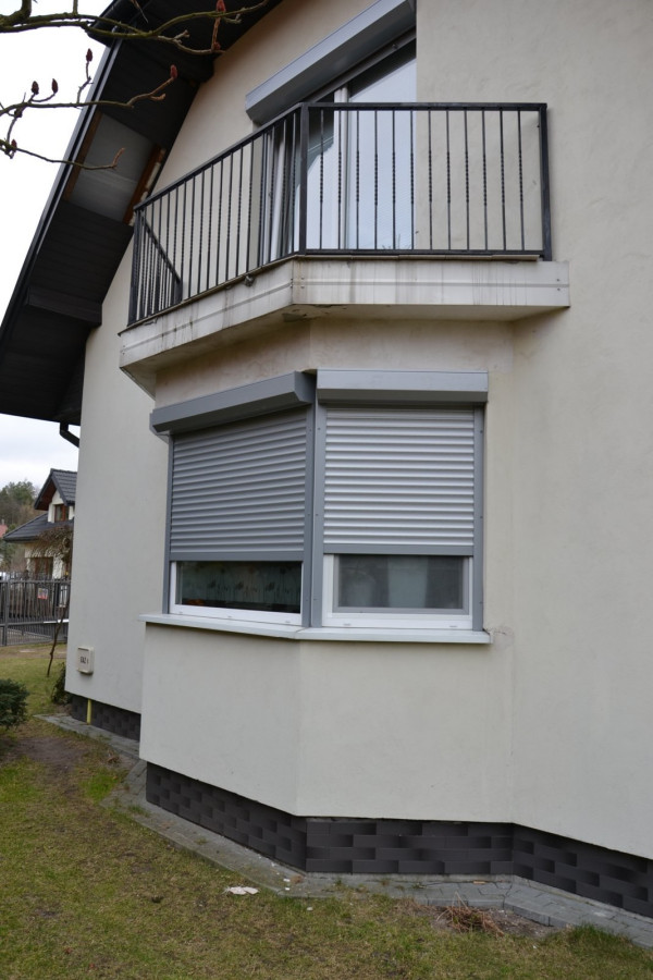 Okna w wykuszu zabezpieczono trzema roletami