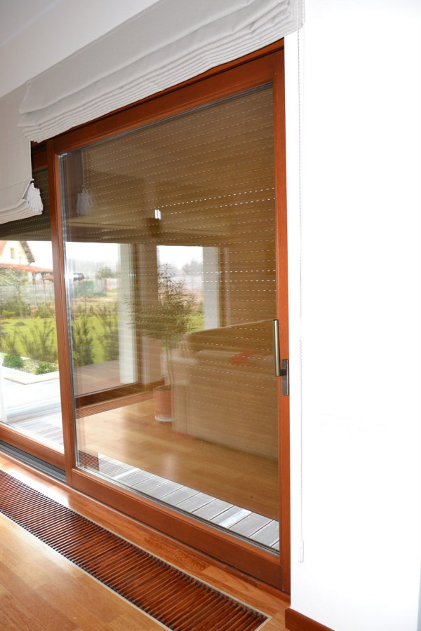 Przesuwne okno tarasowe typu HS zaopatrzono w dwie niezależne rolety