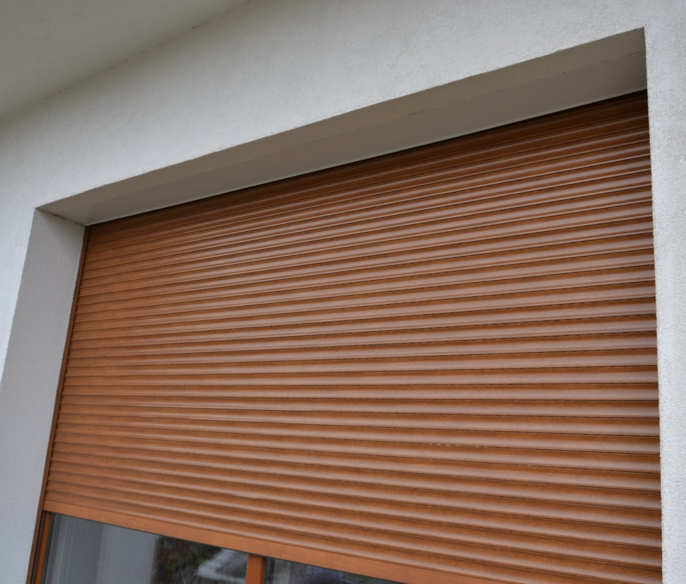 Podtynkową skrzynkę i prowadnice zakrywa elewacja