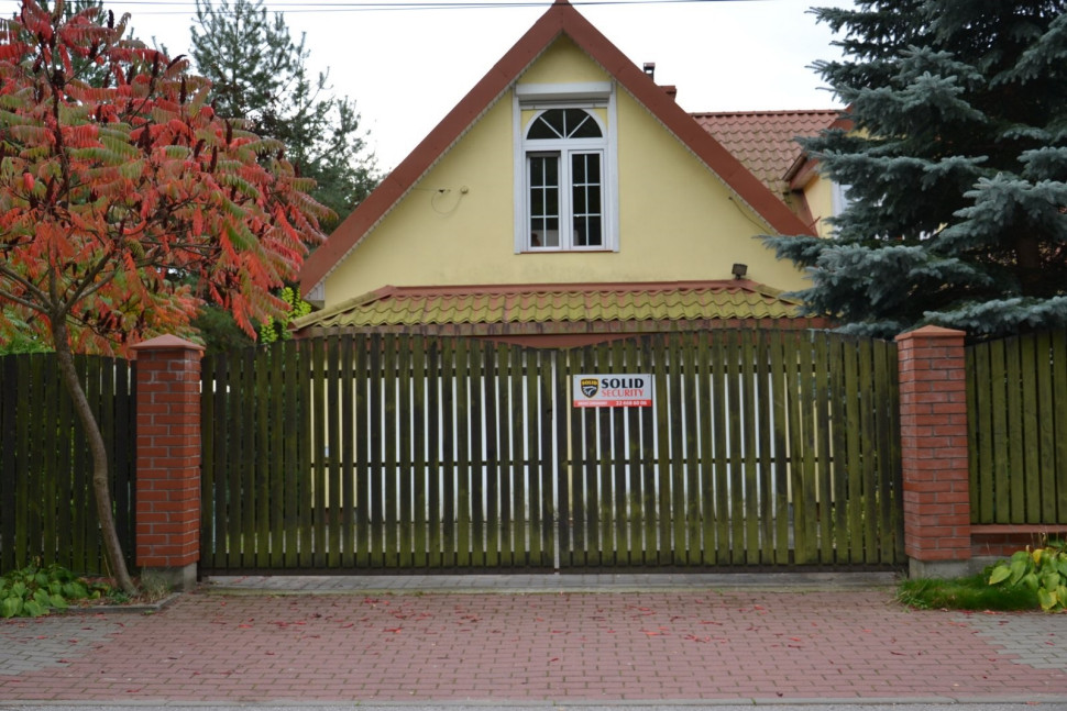 Tylko nad oknem z łukiem zastosowano roletę elewacyjną, umocowaną do ściany