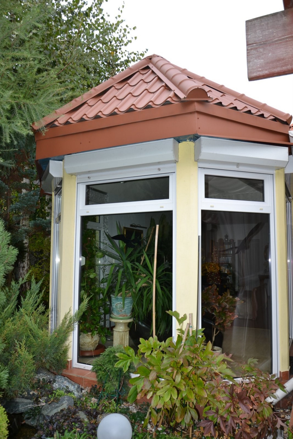 Rolety naokienne przydają się także w dobudowanym ogrodzie zimowym