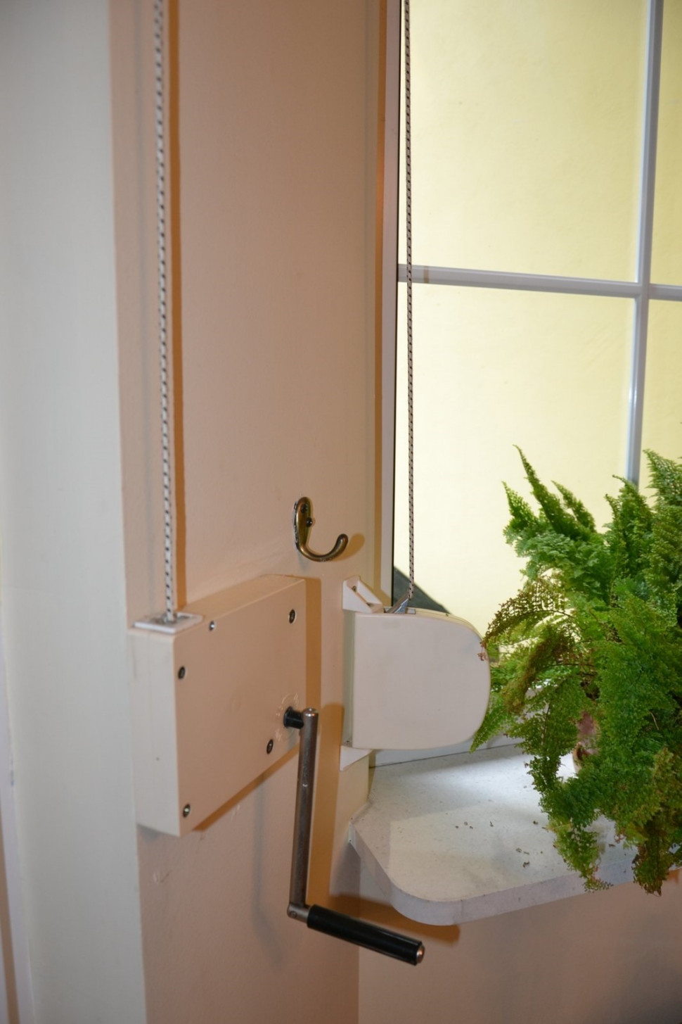 Ciężkie rolety przy drzwiach tarasowych obsługuje się nawijarką z korbką i linką, lżejsze przy zwykłych oknach - zwijaczami uchylnymi z link