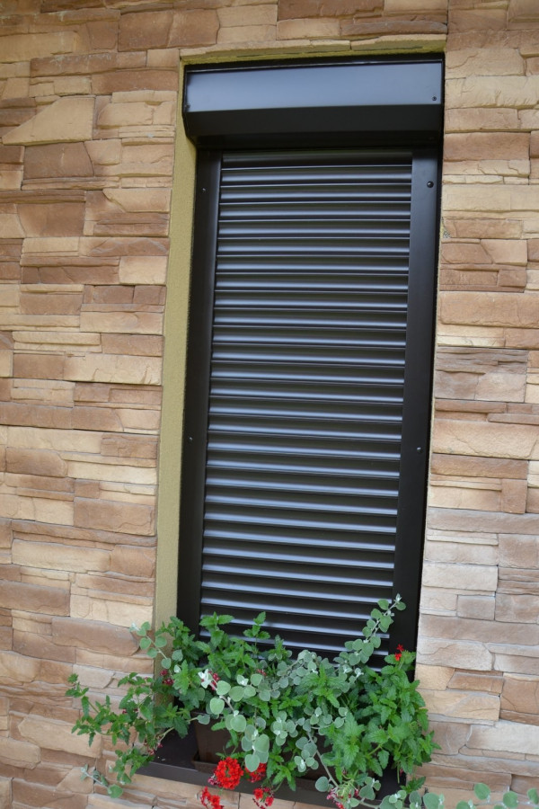 Kolorystykę rolet dopasowano do elewacji