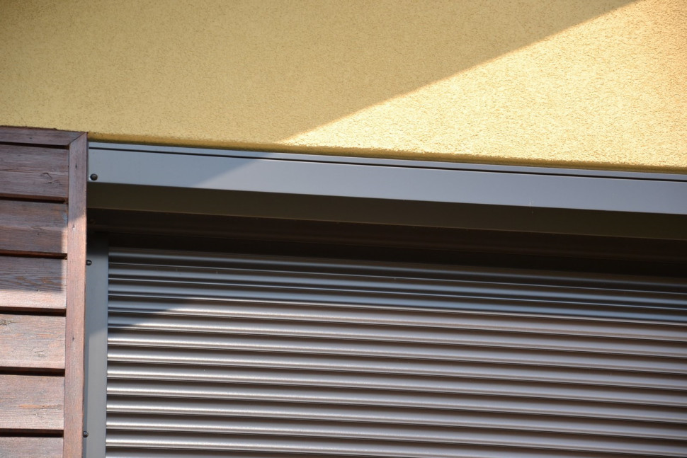 Elewacyjne rolety przymocowano do ram okiennych