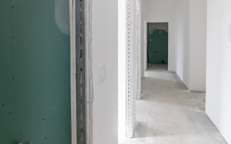 Sucha zabudowa w budynku wielorodzinnym - korytarz