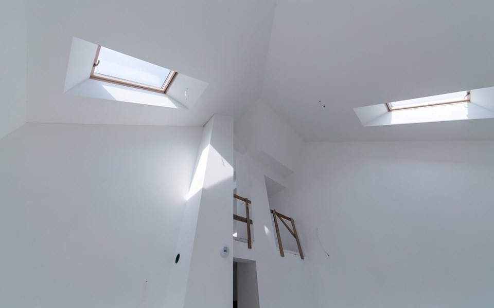 Sucha zabudowa okna dachowego w budynku wielorodzinnym