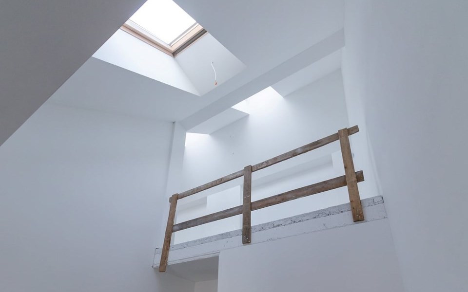 Sucha zabudowa wnęki i okna dachowe w budynku wielorodzinnym