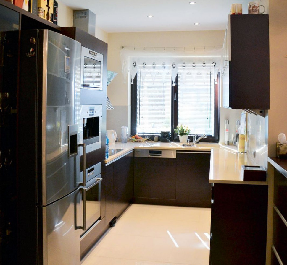 Kuchnia jest zaopatrzona w granitowe blaty, indukcyjną kuchenkę, wydajny okap, lodówkę z podajnikiem wody, profesjonalny ekspres do kawy