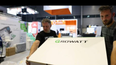 Przygotowania na stoisku Growatt dzień przed oficjalnym startem MTP Greenpower 2021