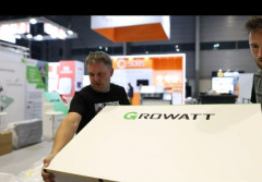 Przygotowania na stoisku Growatt dzień przed oficjalnym startem MTP Greenpower 2021