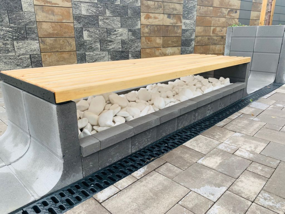 Ława z drewnianymsiedziskiem zbudowana z elementów L-ka Tigela, fot. Polbruk