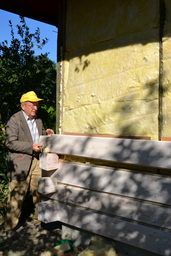 Pod deskami umocowano warstwę wełny mineralnej o gr. 10 cm - nie obsunie się, bo utrzymują ją linki