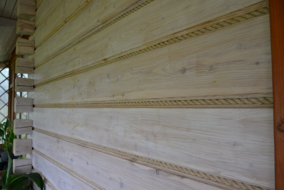 Kolejne deski uszczelniono ozdobnym sznurkiem