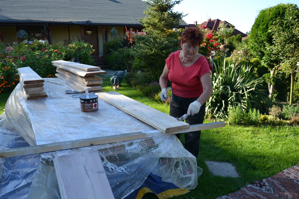 Oblicówkę z desek modrzewiowych o gr. 4 cm właścicielka 2 razy pomalowała bejcą w kolorze bielony dąb