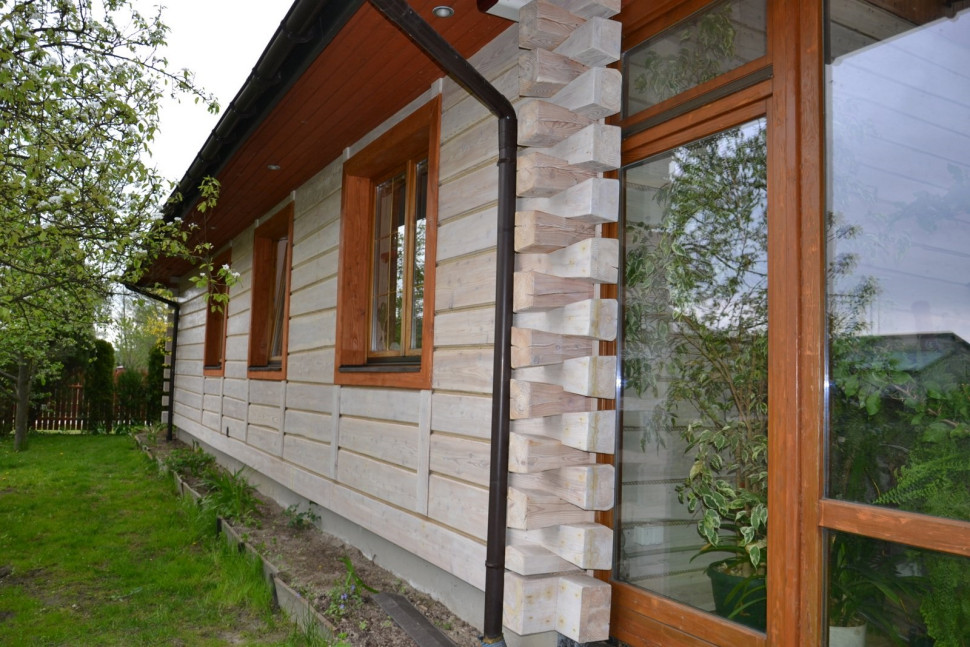 Na narożnikach nową oblicówkę z desek wykończono elementami imitującymi naturalne bale z litego drewna