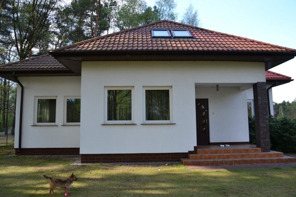 Trójwarstwowe mury wykończono tynkiem cementowo-wapiennym w kolorze białym