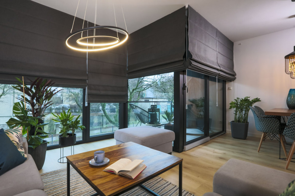 Rolety rzymskie w salonie