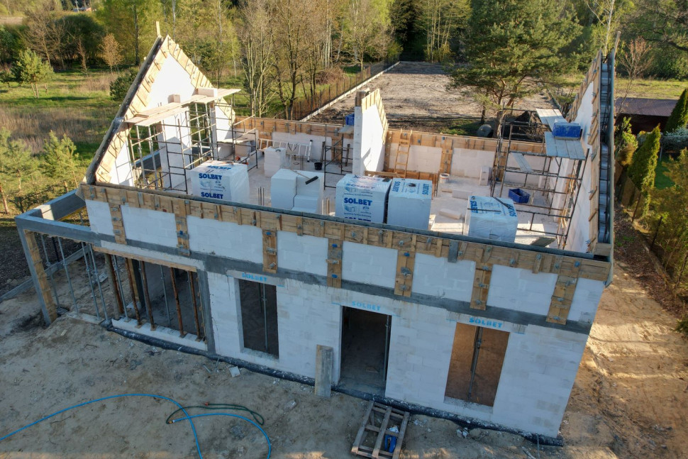 W fazie montażu ściany szczytowe działają jak żagle (fot. Solbet)