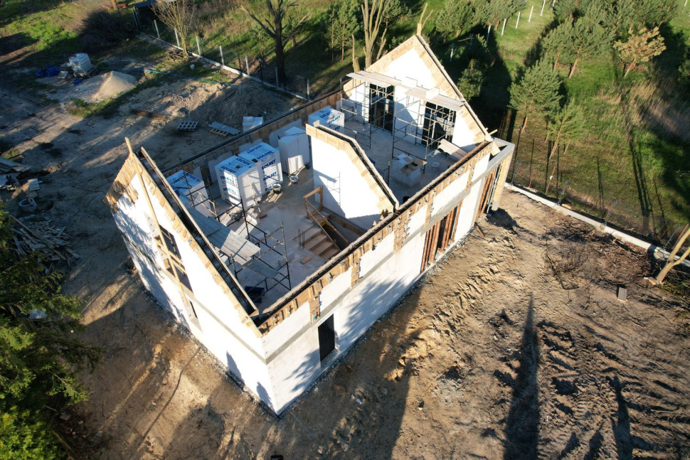 W fazie montażu ściany szczytowe działają jak żagle (fot. Solbet)