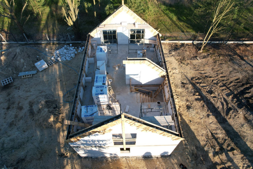 W fazie montażu ściany szczytowe działają jak żagle (fot. Solbet)