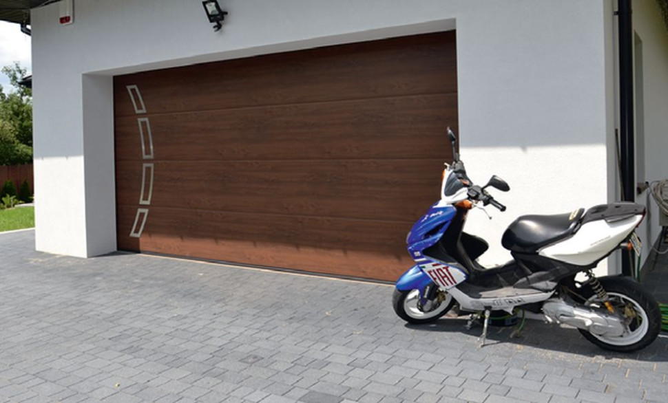 Brama garażowa ze stalowym dekorem w kształcie łuku