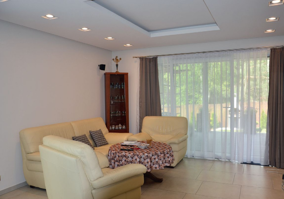 Posadzka z płyt gresowych w salonie