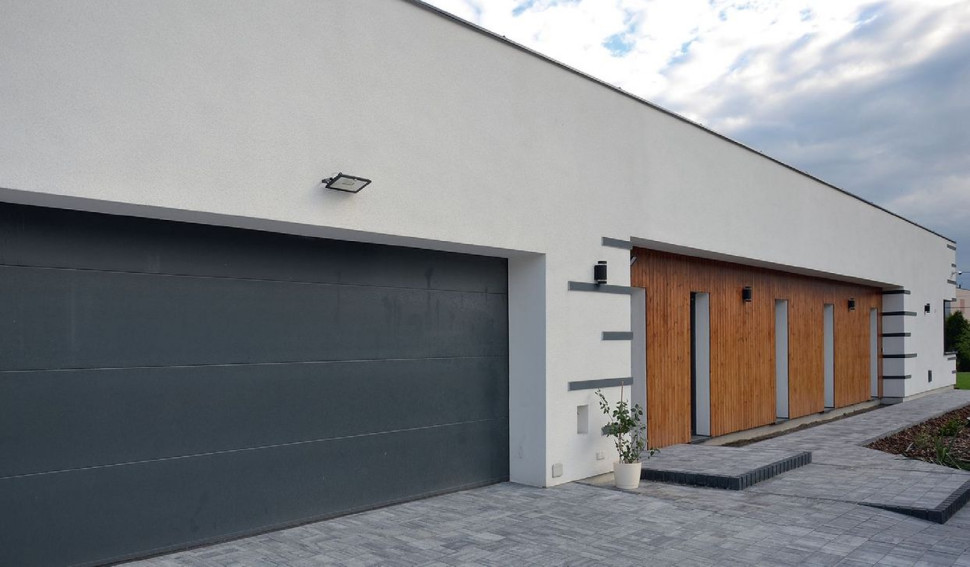 Do urozmaicenia elewacji frontowej (i tylnej) właściciele użyli okładzinę z sosny.