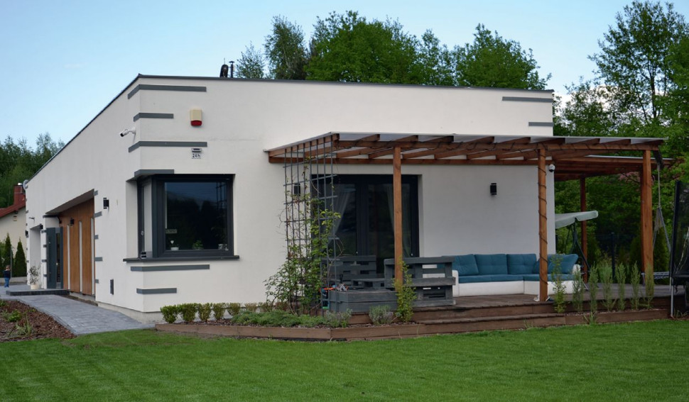 Kuchenne narożne okno wychodzi na ogród