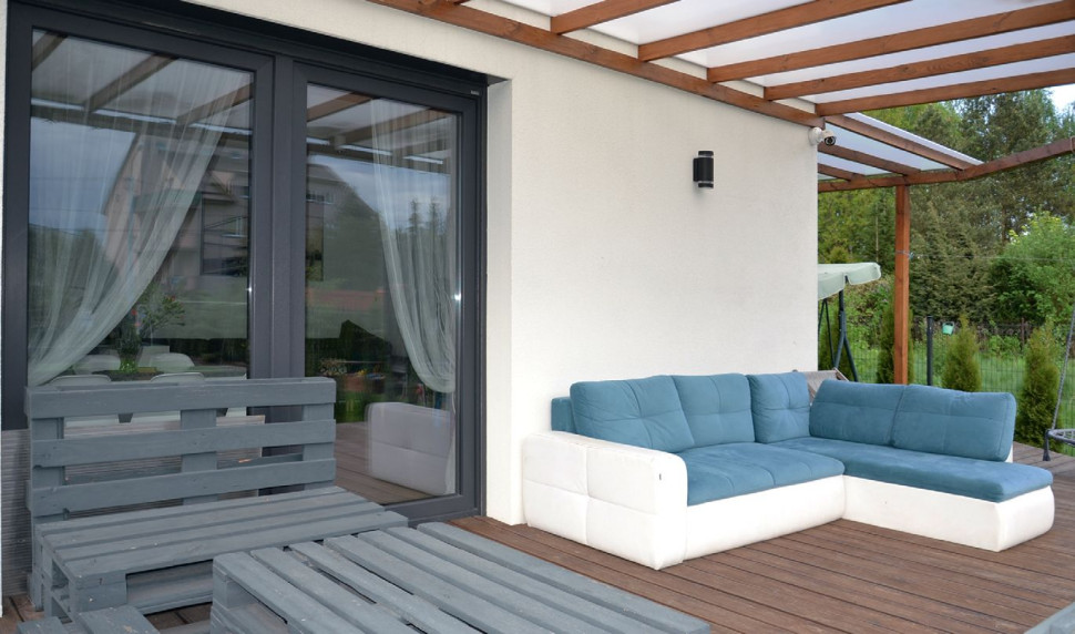 Narożny taras wykonany  z podwójnie ryflowanego drewna sosnowego o powierzchni 50 m2