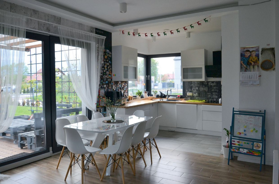 Połączona strefa dzienna jest widna dzięki wstawieniu dwóch obszernych okien tarasowych w jadalni i salonie, od strony wschodu i południa