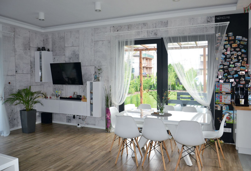 Jadalnia z dużymi drzwiami tarasowymi