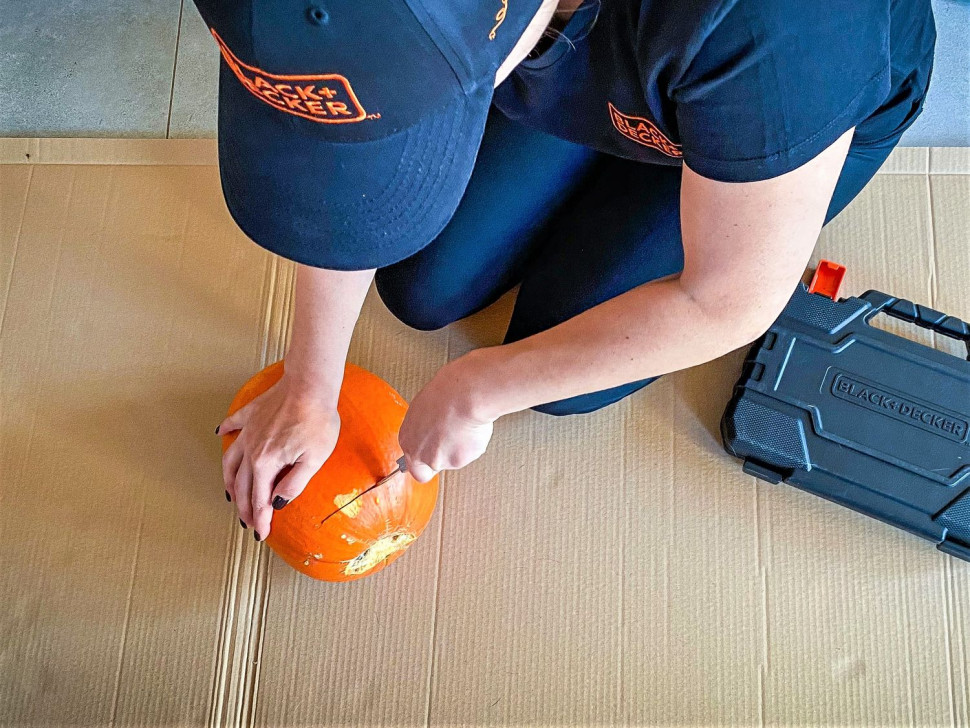 Wytnij okrąg od spodu, a następnie wyciągnij go podważając trzonkiem łyż