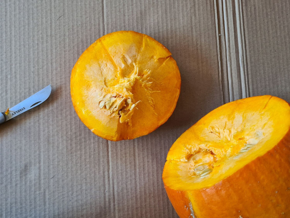 Wytnij okrąg od spodu, a następnie wyciągnij go podważając trzonkiem łyż