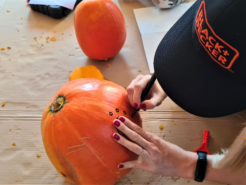 Narysuj mazakiem na dyni wybrany wzór. W razie pomyłki mazak można łatwo zetrzeć i zacząć na nowo