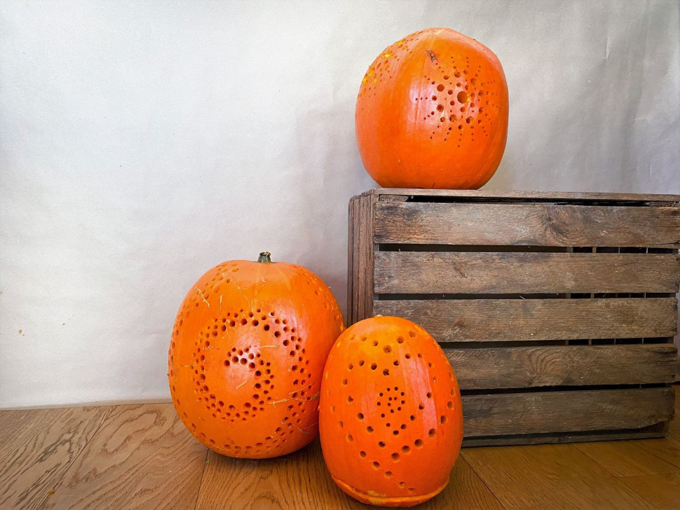 Oczyść dynię, zetrzyj pozostałości mazaka oraz udrożnij zapchane dziury wykałaczką.