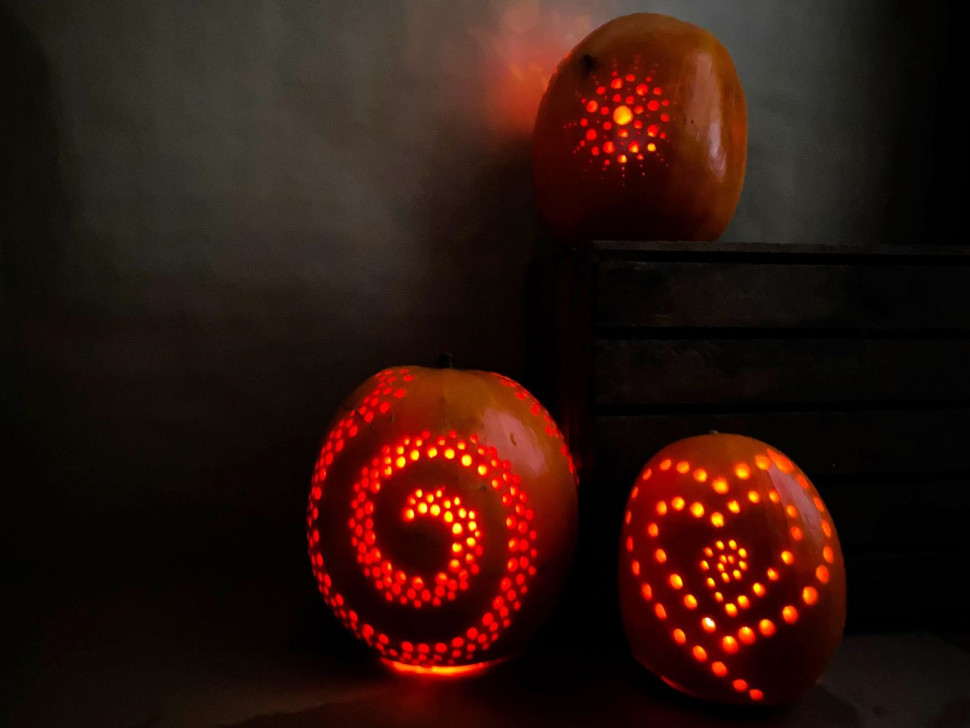 mieść zapalony podgrzewacz od spodu i ciesz się piękną jesienną dekoracją z dyni.