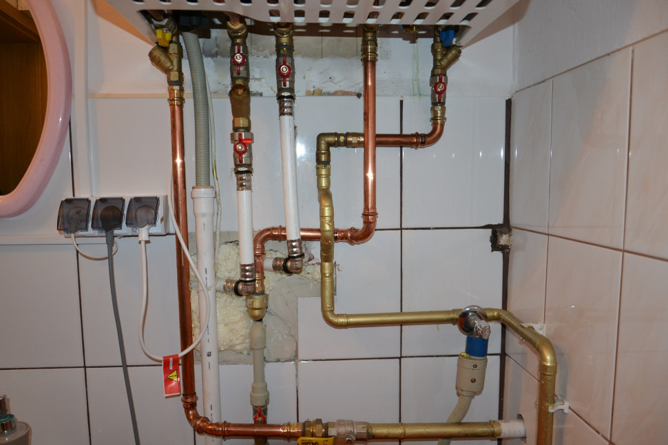 Orurowanie kotła i rura PVC, odprowadzająca kondensat do kanalizacji