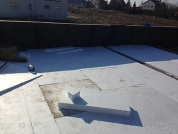 Dach płaski - etapy układania pokrycia