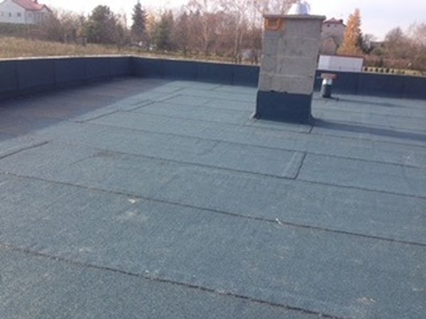 Dach płaski - etapy układania pokrycia