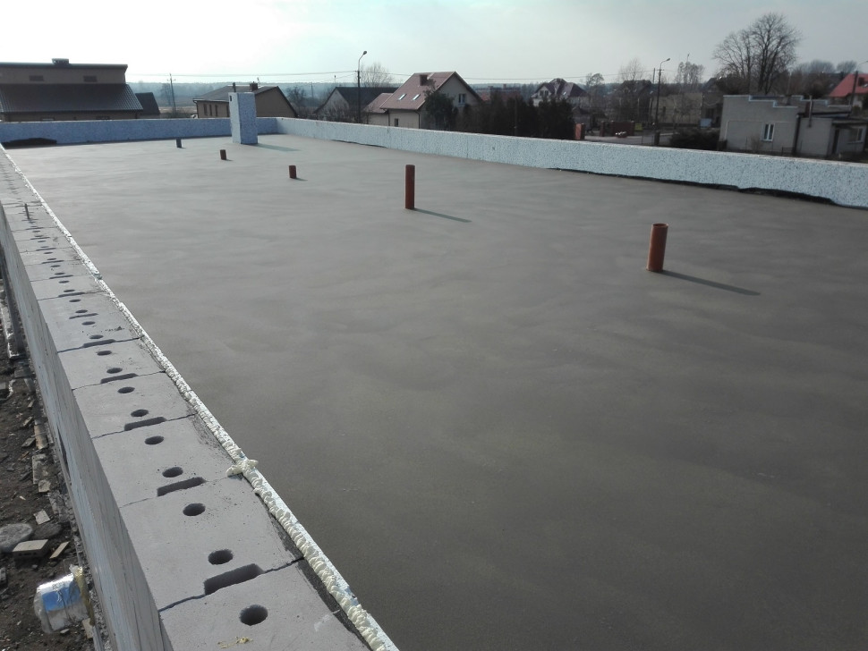 Przez betonową wylewkę (8 cm) z miksokreta wyprowadzono 5 rur do wentylacji warstwy styropianu