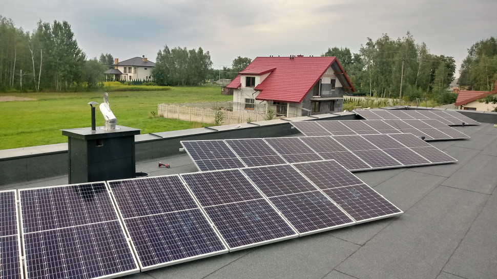 Do dachu płaskiego umocowano dyblami 27 ogniw fotowoltaicznych