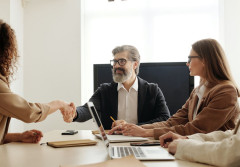 Jakie gniazda są niezbędne w biurze?