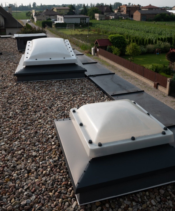 Świetliki tunelowe przeznaczone na dachy płaskie