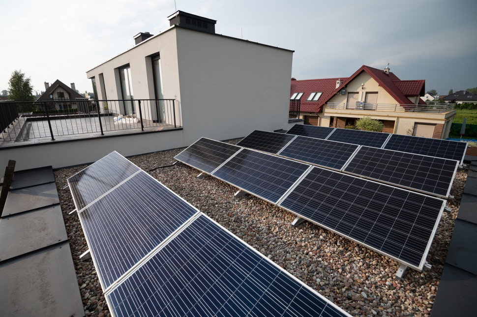 Na dachu garażu zamontowano 12 ogniw fotowoltaicznych