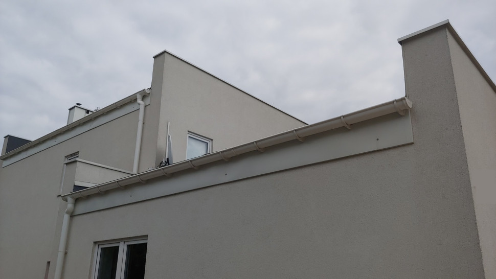 Obróbki blacharskie wykonano z białej blachy. Założono system rynnowy z białego PVC