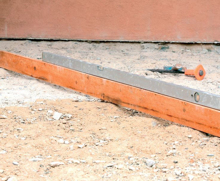 Korzystając z poziomicy sprawdzamy spadek