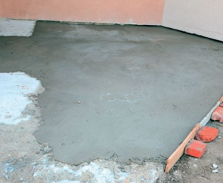 Powierzchnię pod płyty wyrównujemy nową wylewką betonową